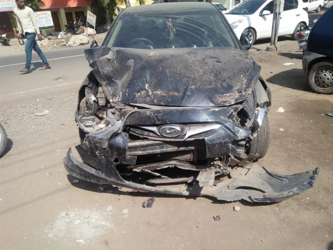 The car rammed into two vehicles and hit the house | भरधाव कार दोन वाहनांना धडकून घरावर आदळली