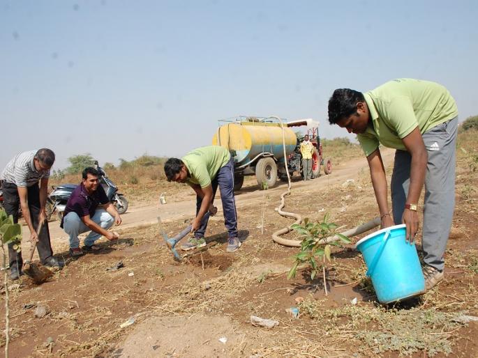 Drip base for tree conservation | वृक्ष संवर्धनासाठी मिळाला ठिबकचा आधार Drip base for tree conservation | वृक्ष संवर्धनासाठी मिळाला ठिबकचा आधार