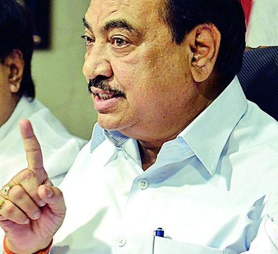 Khadase conveyed unhealthy environment of BJP | अस्वस्थ खडसेंनी व्यक्त केली भाजपातील घुसमट Khadase conveyed unhealthy environment of BJP | अस्वस्थ खडसेंनी व्यक्त केली भाजपातील घुसमट