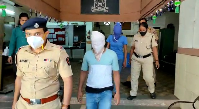 Remdesivir's black market continues; Two arrested for selling at inflated rates | रेमडेसिविरचा काळाबाजार सुरूच; चढ्या दराने विक्री करणाऱ्या दोघांना अटक Remdesivir's black market continues; Two arrested for selling at inflated rates | रेमडेसिविरचा काळाबाजार सुरूच; चढ्या दराने विक्री करणाऱ्या दोघांना अटक