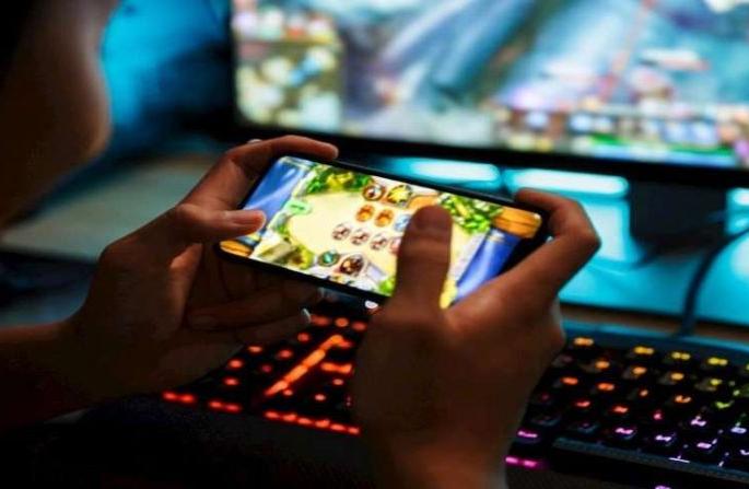 The fond of online games; He finally committed suicide '! | ऑनलाईन गेमचा लागला नाद; अन् त्याने घातली यमाला ‘साद’! The fond of online games; He finally committed suicide '! | ऑनलाईन गेमचा लागला नाद; अन् त्याने घातली यमाला ‘साद’!
