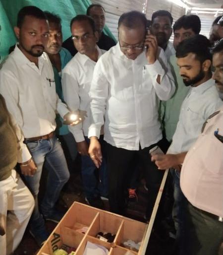 Minister of State for Excise duty raid on illegal liquor at Nagpur | उत्पादन शुल्क मंत्र्यांची नागपूरनजिकच्या अवैध दारु अड्ड्यावर धाड Minister of State for Excise duty raid on illegal liquor at Nagpur | उत्पादन शुल्क मंत्र्यांची नागपूरनजिकच्या अवैध दारु अड्ड्यावर धाड