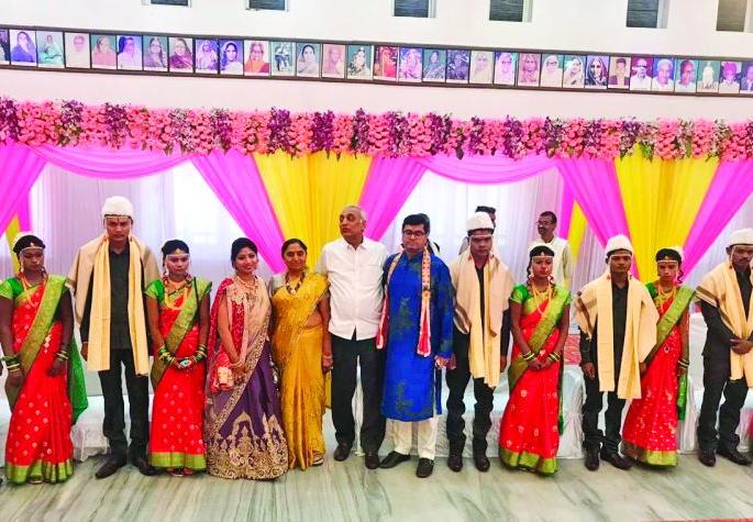 Marriage anniversary celebrated with marriage of five poor couples | पाच गरीब जोडप्यांचा विवाह करून साजरा केला लग्नाचा वाढदिवस