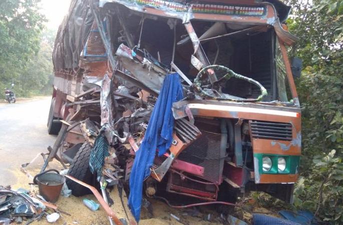 Two trucks collide in Dandgaon in Bhandara district | भंडारा जिल्ह्यात दांडेगावजवळ दोन ट्रकची भीषण टक्कर