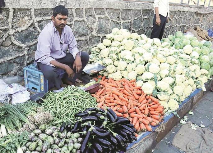 Prices of vegetables in Nagpur are low, farmers are worried | नागपुरात भाज्यांना कवडीमोड भाव, शेतकरी चिंतातूर Prices of vegetables in Nagpur are low, farmers are worried | नागपुरात भाज्यांना कवडीमोड भाव, शेतकरी चिंतातूर