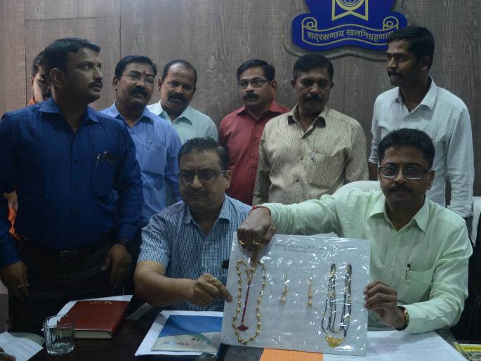 Two robbers arrested who theft at actress Bhaghyashree Patvardhan's house in Mumbai | अभिनेत्री भाग्यश्री पटवर्धनच्या मुंबईतील घरी चोरी करणारे चोरटे ठाण्यातून जेरबंद Two robbers arrested who theft at actress Bhaghyashree Patvardhan's house in Mumbai | अभिनेत्री भाग्यश्री पटवर्धनच्या मुंबईतील घरी चोरी करणारे चोरटे ठाण्यातून जेरबंद