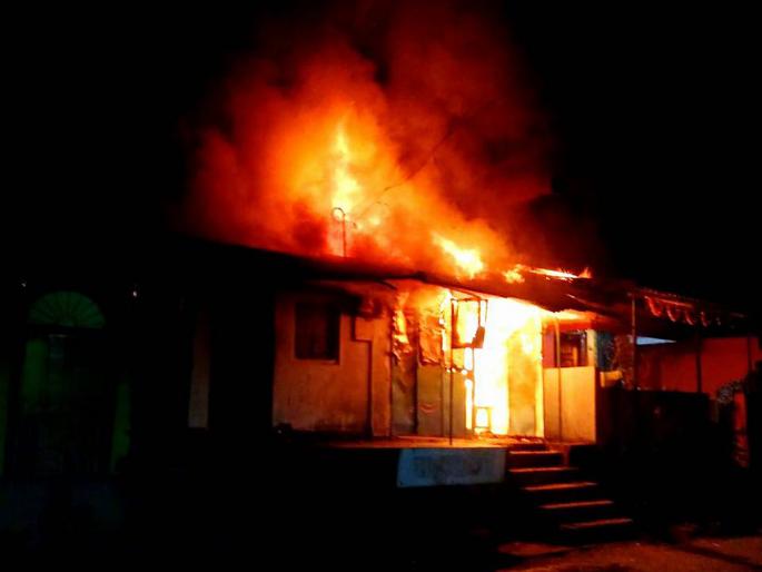 Loss of two lakh rupees due to fire in the Sawantwadi fire | सावंतवाडीत सलून आगीच्या भक्ष्यस्थानी पडल्याने दोन लाख रूपयांचे नुकसान Loss of two lakh rupees due to fire in the Sawantwadi fire | सावंतवाडीत सलून आगीच्या भक्ष्यस्थानी पडल्याने दोन लाख रूपयांचे नुकसान