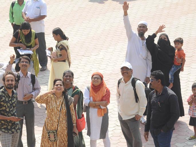 Battalion examinations begin with the police | पोलिस बंदोबस्त बारावी परीक्षा सुरू, भरारी पथकांच्या भेटी Battalion examinations begin with the police | पोलिस बंदोबस्त बारावी परीक्षा सुरू, भरारी पथकांच्या भेटी