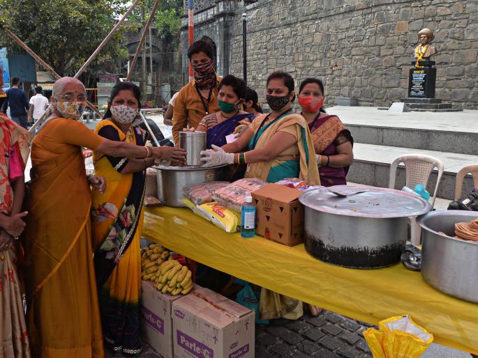 The basis of Seva Nilayam for the hungry on the occasion of Roti Day | रोटी डेच्या निमित्याने भुकेलेल्यांना सेवा निलयमचा आधार