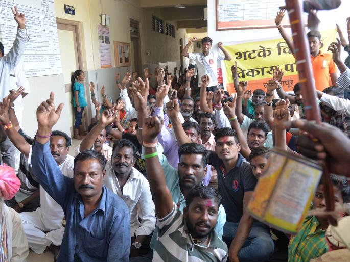 Kolhapur: Fellows of Social Welfare Assistant Commissioner, Bhatke Vimukta Vikas Parishad's 'Representative Ghaushal' | कोल्हापूर : समाजकल्याण सहायक आयुक्तांना घेराओ, भटके विमुक्त विकास परिषदेतर्फे ‘ प्रातिनिधिक गोंधळ ’ Kolhapur: Fellows of Social Welfare Assistant Commissioner, Bhatke Vimukta Vikas Parishad's 'Representative Ghaushal' | कोल्हापूर : समाजकल्याण सहायक आयुक्तांना घेराओ, भटके विमुक्त विकास परिषदेतर्फे ‘ प्रातिनिधिक गोंधळ ’