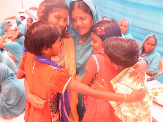 Kolhapur: Emotional, emotional, 'greedy' | कोल्हापूर : ‘आई’च्या ओढीने कारागृहही झाले भावनिक, ‘गळाभेट’ उपक्रमात चिमुकल्यांची आर्त हाक Kolhapur: Emotional, emotional, 'greedy' | कोल्हापूर : ‘आई’च्या ओढीने कारागृहही झाले भावनिक, ‘गळाभेट’ उपक्रमात चिमुकल्यांची आर्त हाक