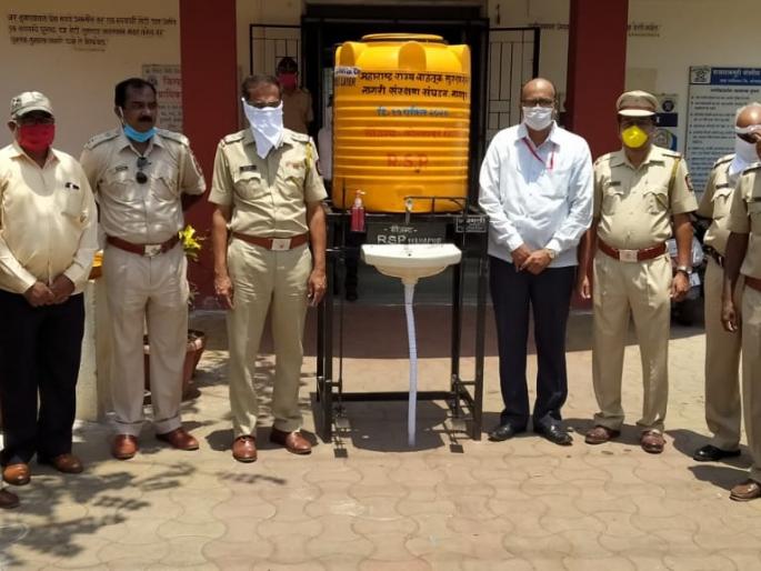 RSP teachers rushed to the aid of the police | पुरुष शिक्षकांच्या बरोबरीने महिला आर. एस .पी. शिक्षिकाही स्वत:हून या सेवेसाठी कार्यरत RSP teachers rushed to the aid of the police | पुरुष शिक्षकांच्या बरोबरीने महिला आर. एस .पी. शिक्षिकाही स्वत:हून या सेवेसाठी कार्यरत