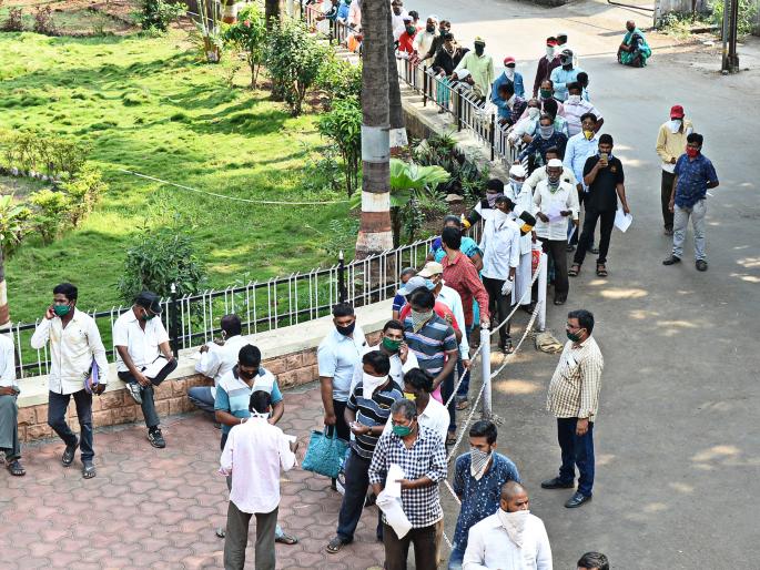 CoronaVirus Lockdown: Market Committee Queue for Vegetable Purchase License | CoronaVirus Lockdown : भाजीपाला खरेदी परवान्यासाठी बाजार समिती रांग CoronaVirus Lockdown: Market Committee Queue for Vegetable Purchase License | CoronaVirus Lockdown : भाजीपाला खरेदी परवान्यासाठी बाजार समिती रांग