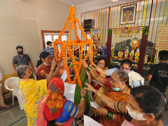 This year Ram Navami is simply celebrated on the backdrop of Corona | कोरोनाच्या पार्श्वभूमीवर यंदा रामनवमी साधेपणाने साजरी This year Ram Navami is simply celebrated on the backdrop of Corona | कोरोनाच्या पार्श्वभूमीवर यंदा रामनवमी साधेपणाने साजरी