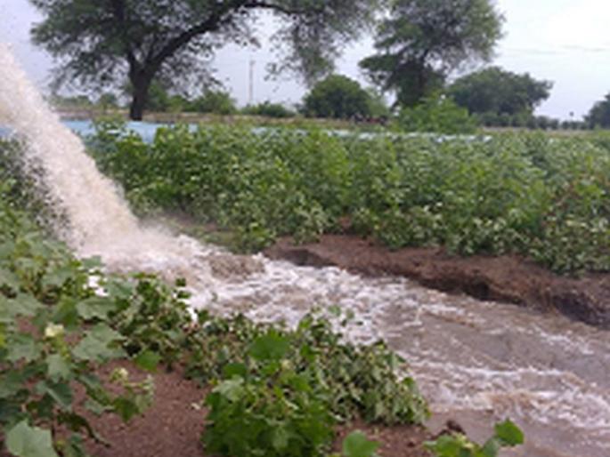 Damage to agricultural crops due to pipeline rupture | पाईपलाईन फुटल्याने शेती पिकांचे नुकसान Damage to agricultural crops due to pipeline rupture | पाईपलाईन फुटल्याने शेती पिकांचे नुकसान