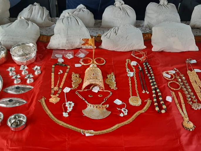 One crore gold in Ambabai's treasury | अंबाबाईच्या खजिन्यात यंदा एक कोटीचे सोने One crore gold in Ambabai's treasury | अंबाबाईच्या खजिन्यात यंदा एक कोटीचे सोने