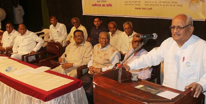 Kolhapur: Apart from the differences, combine against the cruel powers: Kolse-Patil | कोल्हापूर : मतभेद बाजूला ठेवून क्रूर शक्तींविरोधात एकत्र या : कोळसे-पाटील Kolhapur: Apart from the differences, combine against the cruel powers: Kolse-Patil | कोल्हापूर : मतभेद बाजूला ठेवून क्रूर शक्तींविरोधात एकत्र या : कोळसे-पाटील