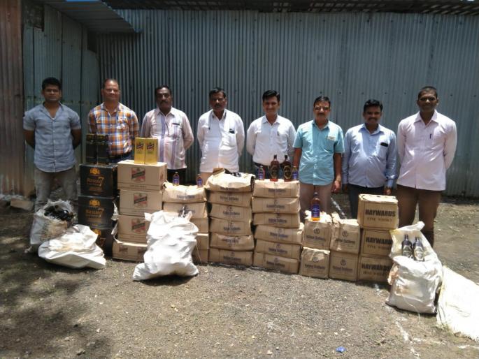 Raids on foreign liquor stores in Halkarni, liquor seized of two and a half lakhs | हलकर्णी येथील विदेशी मद्याच्या साठ्यावर छापा,अडीच लाखांचा मद्यसाठा जप्त Raids on foreign liquor stores in Halkarni, liquor seized of two and a half lakhs | हलकर्णी येथील विदेशी मद्याच्या साठ्यावर छापा,अडीच लाखांचा मद्यसाठा जप्त