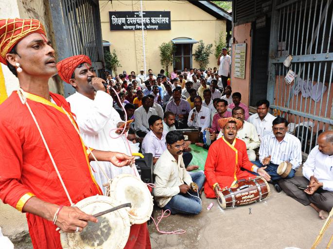 Symbolical confusion-protesting the government from space | प्रतिकात्मक गोंधळ-जागरातून सरकारचा निषेध Symbolical confusion-protesting the government from space | प्रतिकात्मक गोंधळ-जागरातून सरकारचा निषेध