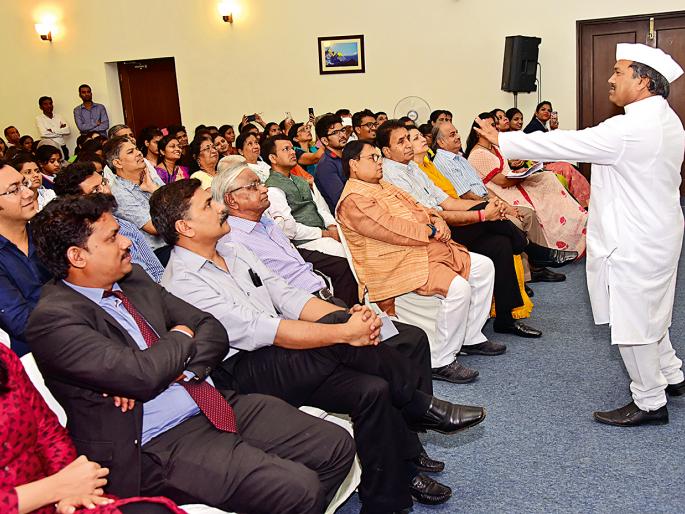 Pact of integrity and dedication 'Bombay Dabewala' | सचोटी आणि समर्पणाचे पाईक ‘मुंबईचा डबेवाला’  Pact of integrity and dedication 'Bombay Dabewala' | सचोटी आणि समर्पणाचे पाईक ‘मुंबईचा डबेवाला’
