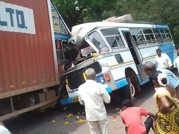 accident between passenger bus and container at goa. 9 passenger get injured | गोव्यात प्रवासी बस व कंटेनर ट्रक यांच्यात अपघात होउन 9 जखमी accident between passenger bus and container at goa. 9 passenger get injured | गोव्यात प्रवासी बस व कंटेनर ट्रक यांच्यात अपघात होउन 9 जखमी