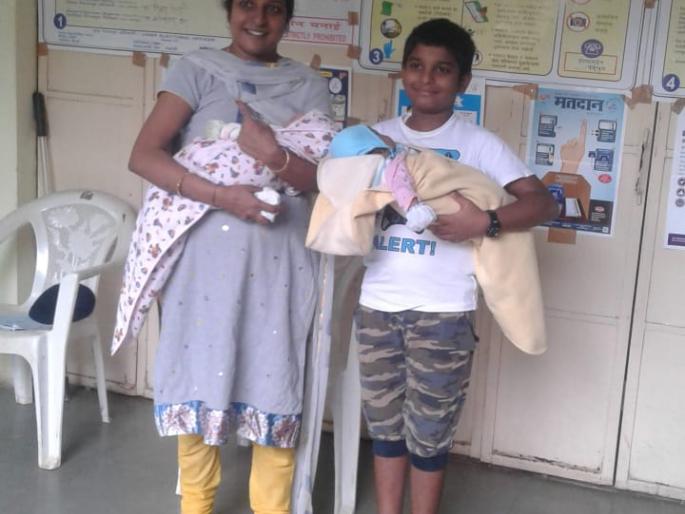 Live in a polling station with a three month old baby | Maharashtra Election 2019 : तीन महिन्यांच्या जुळ्या बाळासह थेट मतदान केंद्रात Live in a polling station with a three month old baby | Maharashtra Election 2019 : तीन महिन्यांच्या जुळ्या बाळासह थेट मतदान केंद्रात