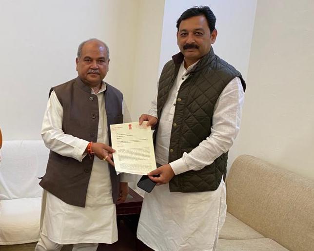 Sambhaji Raje's visit to Central Agriculture Minister | पावसामुळे महाराष्ट्रातील शेतकऱ्यांचे अतोनात नुकसान-- संभाजीराजे यांनी घेतली केद्रीय कृषिमंत्र्यांची भेट