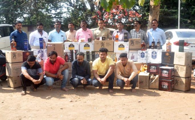 Kolhapur: Goa's foreign liquor seized for seven and a half lakhs, and arrested five people | कोल्हापूर : थर्टी फर्स्टसाठी आणलेले साडेसहा लाखाचे गोवा बनावटीचे विदेशी मद्य जप्त Kolhapur: Goa's foreign liquor seized for seven and a half lakhs, and arrested five people | कोल्हापूर : थर्टी फर्स्टसाठी आणलेले साडेसहा लाखाचे गोवा बनावटीचे विदेशी मद्य जप्त