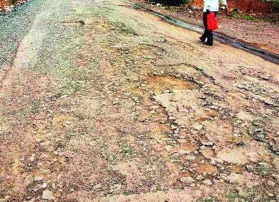  Camp bundle-giving road plight | कॅम्प बंधारा-द्याने रस्त्याची दुर्दशा