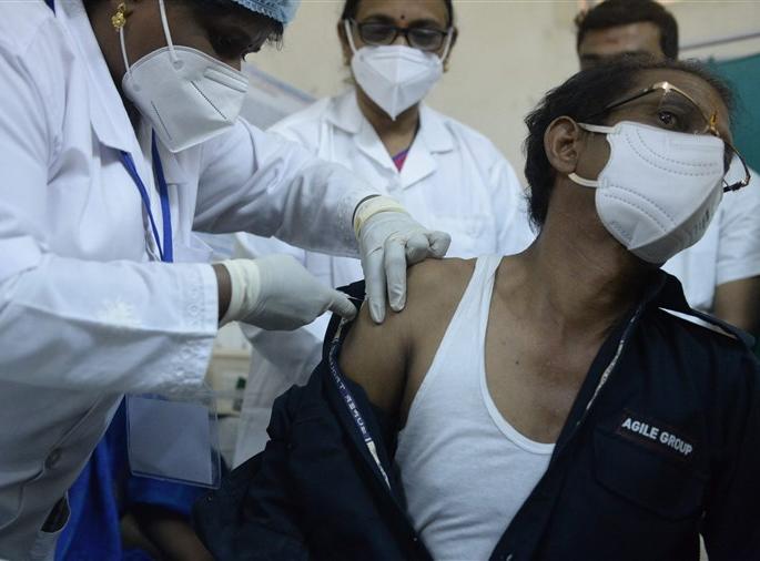 Vaccinate 1.5 million people in one day, more than 18,000 new patients | एका दिवसात 15 लाख लोकांना लस, १८ हजारांहून अधिक नवे रुग्ण Vaccinate 1.5 million people in one day, more than 18,000 new patients | एका दिवसात 15 लाख लोकांना लस, १८ हजारांहून अधिक नवे रुग्ण
