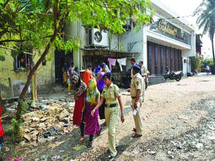 Barwes in Panvel, in possession of 54 people | पनवेलमधील बारवर कारवाई, ५४ जण ताब्यात Barwes in Panvel, in possession of 54 people | पनवेलमधील बारवर कारवाई, ५४ जण ताब्यात