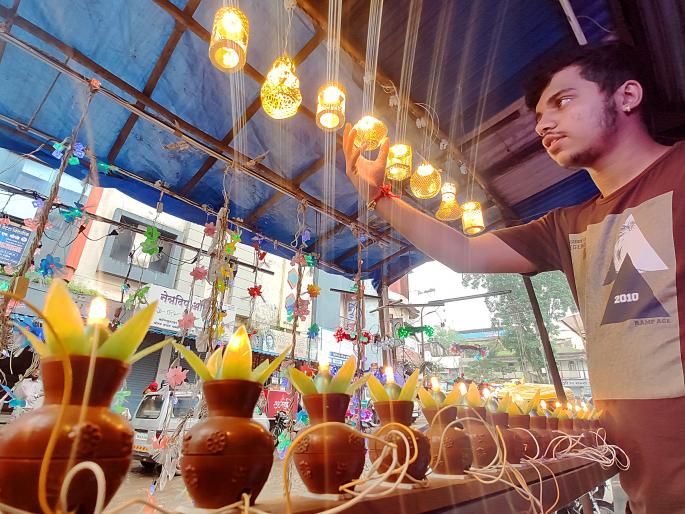 Lanterns, urns, lanterns for the decoration of Lord Ganesha | गणपती बाप्पांच्या सजावटीसाठी कंदील, कलश, लाईटच्या माळांचा प्रकाश Lanterns, urns, lanterns for the decoration of Lord Ganesha | गणपती बाप्पांच्या सजावटीसाठी कंदील, कलश, लाईटच्या माळांचा प्रकाश