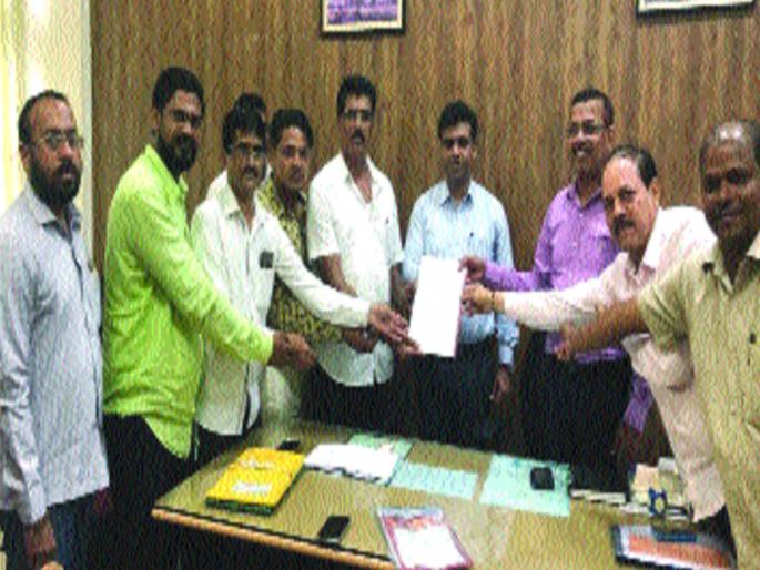 Vangani taxis were prohibited from traveling to Yard | यार्डातून प्रवास करण्यास वांगणीकरांना मनाई Vangani taxis were prohibited from traveling to Yard | यार्डातून प्रवास करण्यास वांगणीकरांना मनाई