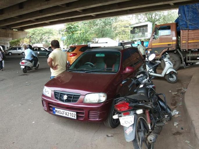 Kashimira flyover road news | पोलीस आणि खासगी गाड्यांचे काशिमिरा उड्डाणपुलाखालील मार्गावर अतिक्रमण Kashimira flyover road news | पोलीस आणि खासगी गाड्यांचे काशिमिरा उड्डाणपुलाखालील मार्गावर अतिक्रमण