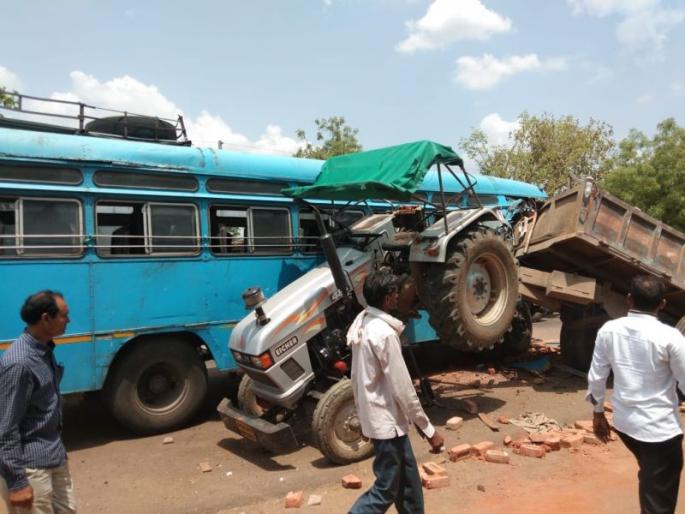ST bus and tractor accident in Yavatmal district; The driver killed | यवतमाळ जिल्ह्यात एसटी बस व ट्रॅक्टरची धडक; चालक ठार ST bus and tractor accident in Yavatmal district; The driver killed | यवतमाळ जिल्ह्यात एसटी बस व ट्रॅक्टरची धडक; चालक ठार