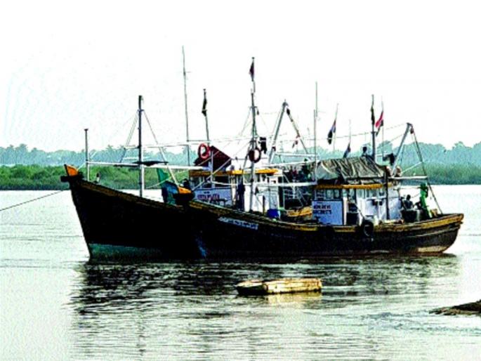 The fishermen of the perishable net trawler of the above: | उपऱ्यांच्या पर्ससीन नेट ट्रॉलरची बेसुमार मच्छीमारी : अधिका-यांची गस्तीला दांडी The fishermen of the perishable net trawler of the above: | उपऱ्यांच्या पर्ससीन नेट ट्रॉलरची बेसुमार मच्छीमारी : अधिका-यांची गस्तीला दांडी