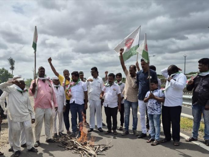 Maize, Oil, Milk Powder Ordinance's Holi | मका, तेल, दूध भुकटी अध्यादेशाची केली होळी Maize, Oil, Milk Powder Ordinance's Holi | मका, तेल, दूध भुकटी अध्यादेशाची केली होळी