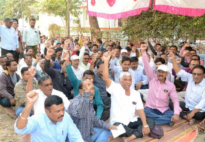 Due to pending demands power employees are in close contact | प्रलंबित मागण्यांसाठी वीज कर्मचाऱ्यांचा संप Due to pending demands power employees are in close contact | प्रलंबित मागण्यांसाठी वीज कर्मचाऱ्यांचा संप