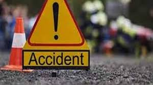 Nashik police crash near Nandurbar | नाशिकच्या पोलिसांचा नंदुरबारजवळ अपघात Nashik police crash near Nandurbar | नाशिकच्या पोलिसांचा नंदुरबारजवळ अपघात