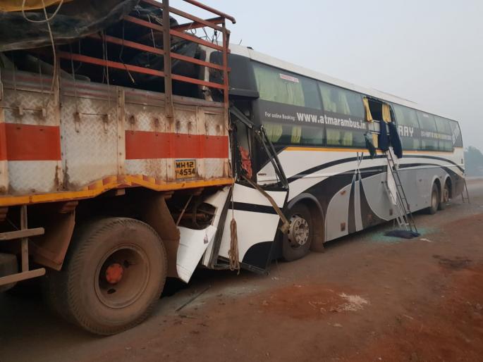 Relaxing bus at Kasarde - cargo truck accident, relief bus driver killed | कासार्डे येथे आराम बस- मालवाहू ट्रक अपघात, आराम बस चालक ठार Relaxing bus at Kasarde - cargo truck accident, relief bus driver killed | कासार्डे येथे आराम बस- मालवाहू ट्रक अपघात, आराम बस चालक ठार
