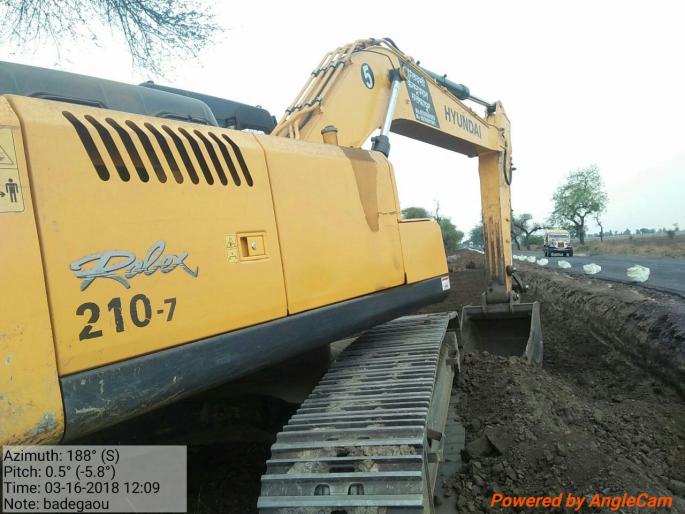 Poklen seized for illigal dugging in reserve forest area | राखीव वनात विनापरवाना उत्खनन करणारे पोकलेन जप्त Poklen seized for illigal dugging in reserve forest area | राखीव वनात विनापरवाना उत्खनन करणारे पोकलेन जप्त