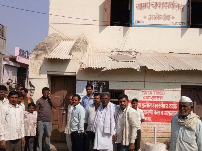 The angry villagers stationed the Gram Panchayat employees in the office | आलेगावचा पाणीप्रश्न पेटला; संतप्त ग्रामस्थांनी ग्रामपंचायत कर्मचाऱ्यांना कार्यालयात डांबले 