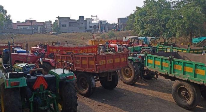 Illegal transport of sand; Five tractors seized | रेतीची अवैध वाहतूक; पाच ट्रॅक्टर जप्त Illegal transport of sand; Five tractors seized | रेतीची अवैध वाहतूक; पाच ट्रॅक्टर जप्त