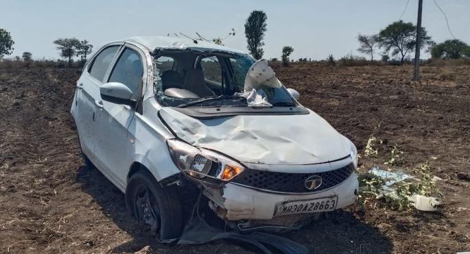 car overturned; Luckily the driver survived | भरधाव कार उलटली; सुदैवाने चालक बचावला