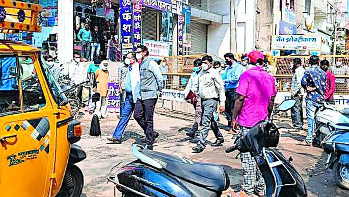 Collector Return System in 'Action Mode' | जिल्हाधिकारी परतवाड्यात यंत्रणा ‘अॅक्शन मोड’मध्ये Collector Return System in 'Action Mode' | जिल्हाधिकारी परतवाड्यात यंत्रणा ‘अॅक्शन मोड’मध्ये