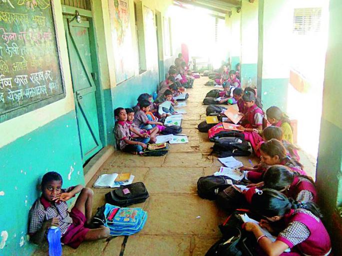 Lodha locked in the school of Moth | मोथा ग्रामस्थांनी शाळेला ठोकले कुलूप Lodha locked in the school of Moth | मोथा ग्रामस्थांनी शाळेला ठोकले कुलूप