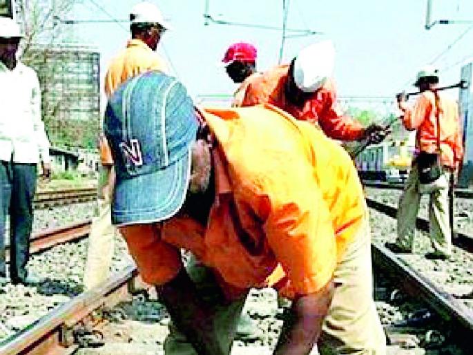 Three hour megablock on train every day | रेल्वेला दरदिवशी तीन तासांचा मेगाब्लॉक