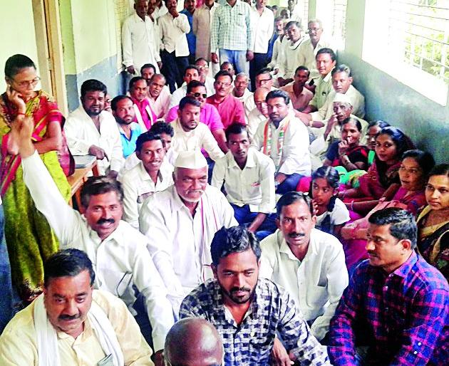 Congress tahsil stays in | काँग्रेसचा तहसीलमध्ये ठिय्या Congress tahsil stays in | काँग्रेसचा तहसीलमध्ये ठिय्या