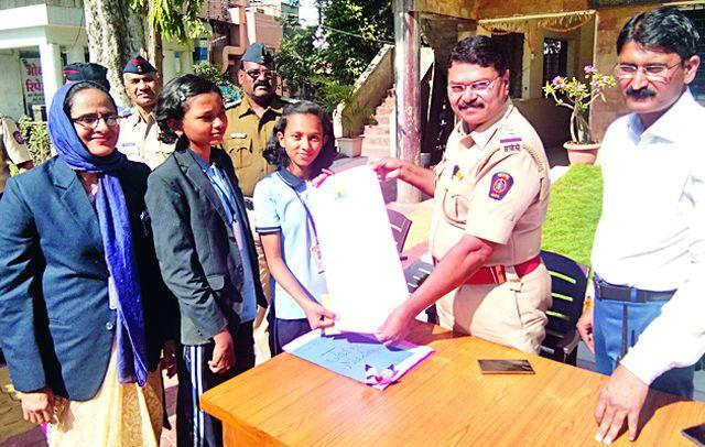 Police grandfather, you really kill the criminals! | पोलीस दादा, तुम्ही गुन्हेगारांना खरेच मारता का हो!