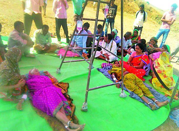 Inadequate fasting with the family of farmers | शेतकऱ्यांचे कुटुंबासह बेमुदत उपोषण